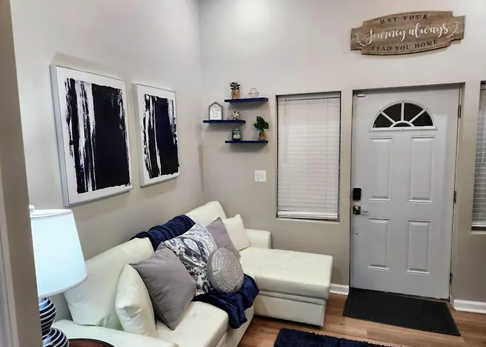 Stylish 1Br Near Heart Of Town